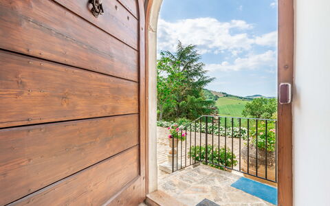 Villa La Picena: Cielo, Planta, Edificio, Nube, Madera, Sombra, Suelo, Manchas De Madera, Pared, Ventana