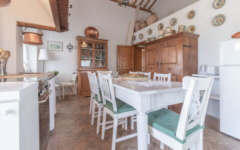 Villa La Picena: Mesa, Propiedad, Mueble, Gabinetes, Mostrador, Madera, Encendiendo, Silla, Cocina, Arquitectura