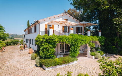 Villa La Picena: Casa, Casa, Fachada, Arbusto, Barrio Residencial, Inmuebles, Cabaña, Puerta, Balcón