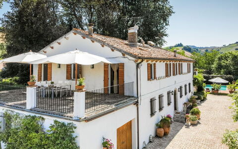 Villa La Picena: Planta, Edificio, Ventana, Propiedad, Cielo, Árbol, Casa, Cabaña, Barrio Residencial, Paisaje