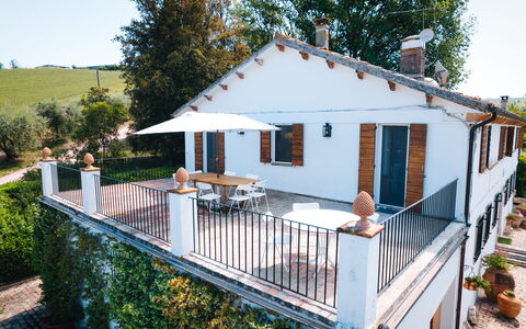 Villa La Picena: Casa, Casa, Cabaña, Inmuebles, Porche, Balcón, Villa, Casa De Campo, Sombra, Cerca
