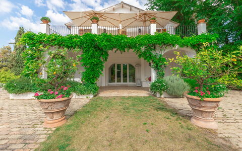 Villa La Picena: Planta, Edificio, Ventana, Cielo, Flor, Nube, Casa, Maceta, Árbol, El Terreno Del Lote