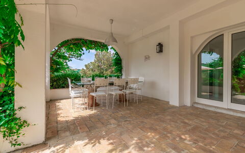 Villa La Picena: Mueble, Planta, Mesa, Silla, Edificio, Sombra, Madera, Diseño De Interiores, Salón, Suelo
