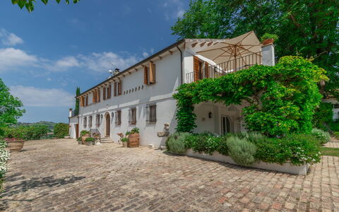 Villa La Picena: Planta, Cielo, Nube, Edificio, Ventana, Árbol, Casa, Puerta, El Terreno Del Lote, Vegetación