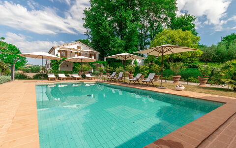 Villa La Picena: Agua, Nube, Planta, Cielo, Propiedad, Edificio, Piscina, Silla, Árbol, Azur