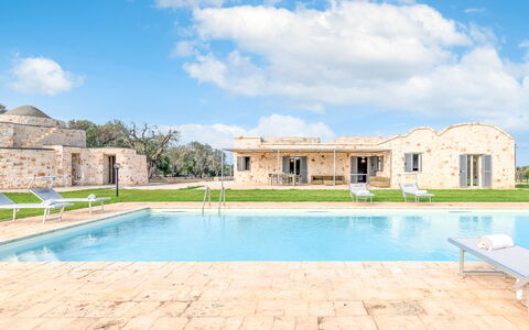 Villa Trullina: Agua, Nube, Cielo, Planta, Azul, Piscina, Azur, Edificio, Hierba