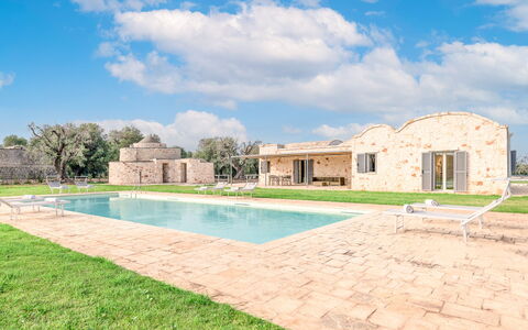 Villa Trullina: Nube, Agua, Cielo, Planta, Edificio, Piscina, El Terreno Del Lote, Hierba, Árbol, Barrio Residencial