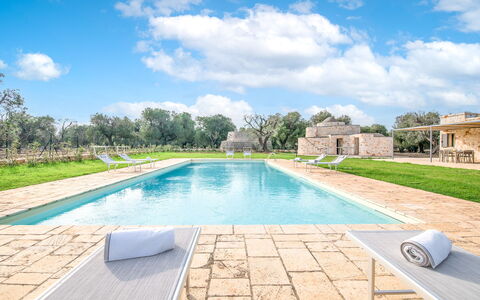 Villa Trullina: Nube, Agua, Cielo, Planta, Azur, Piscina, Árbol, Rectángulo, Arquitectura, Edificio