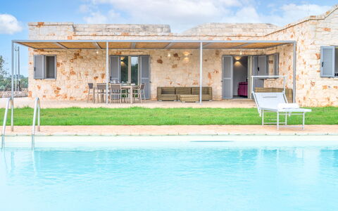 Villa Trullina: Agua, Nube, Cielo, Ventana, Planta, Piscina, Edificio, Sombra, El Terreno Del Lote, Hierba