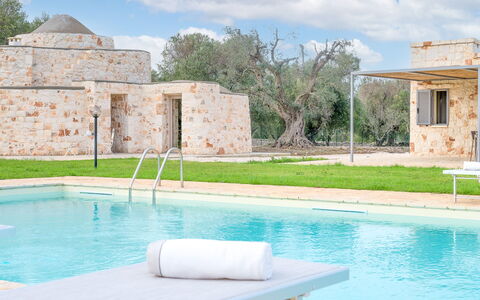Villa Trullina: Agua, Nube, Cielo, Planta, Tiempo De Día, Propiedad, Piscina, Verde, Azur, Árbol