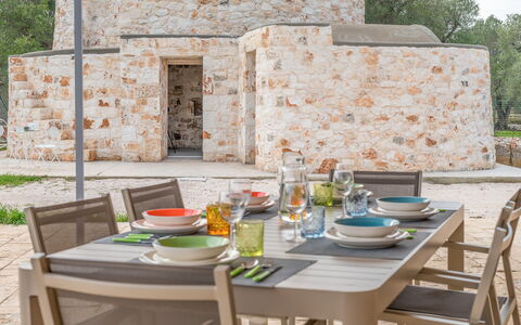 Villa Trullina: Mesa, Vajilla, Mueble, Planta, Silla, Mesa Al Aire Libre, Mueble Para Exteriores, Árbol, Diseño De Interiores, Madera