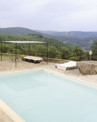 Villa San Leo: Agua, Cielo, Nube, Piscina, Edificio, Montaña, Árbol, Material Compuesto, Planta, Bienes Raíces