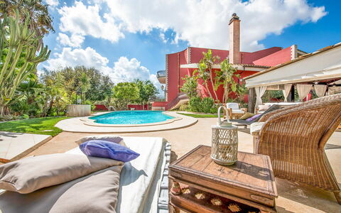 Villa Rossana: Nube, Cielo, Agua, Edificio, Planta, Tiempo De Día, Propiedad, Piscina, Mueble Para Exteriores, Árbol