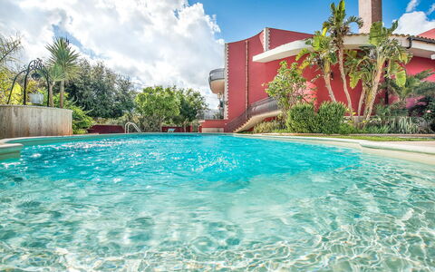 Villa Rossana: Agua, Nube, Planta, Edificio, Tiempo De Día, Propiedad, Cielo, Piscina, Árbol, Casa