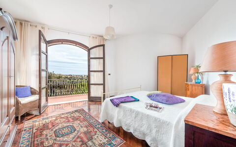 Villa Rossana: Mueble, Mesa, Edificio, Textil, Silla, Madera, Comodidad, Diseño De Interiores, Planta, Piso