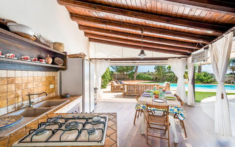 Villa Rossana: Mesa, Propiedad, Planta, Edificio, Diseño De Interiores, Madera, Arquitectura, Silla, Suelo, Sombra