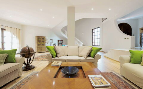 Villa Rossana: Sofá, Mueble, Propiedad, Mesa, Verde, Diseño De Interiores, Encendiendo, Sala, Marco, Sofá Cama
