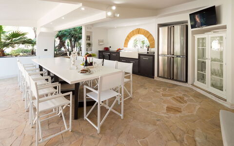 Villa Girgenti: Mesa, Mueble, Propiedad, Gabinetes, Silla, Mostrador, Madera, Diseño De Interiores, Piso, Suelo