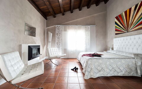 Villa Girgenti: Edificio, Mueble, Propiedad, Ventana, Marco, Comodidad, Madera, Marco De La Cama, Textil, Diseño De Interiores
