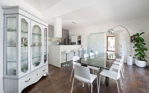 Villa Girgenti: Mesa, Mueble, Propiedad, Gabinetes, Marco, Planta De Casa, Estante, Silla, Edificio, Maceta