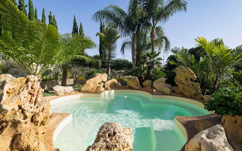 Villa Girgenti: Agua, Cielo, Planta, Paisaje Natural, Naturaleza, Azur, Piscina, Árbol, Vegetación, Cuerpo De Agua