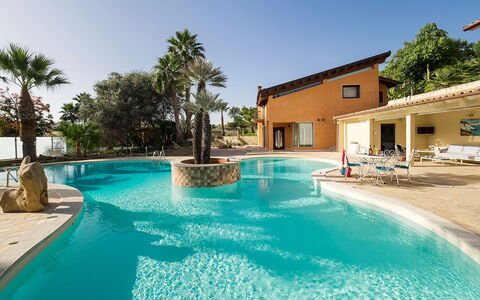 Villa Girgenti: Agua, Cielo, Propiedad, Edificio, Planta, Piscina, Azur, Árbol, Ventana, Cuerpo De Agua