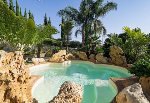 Villa Girgenti: Agua, Cielo, Planta, Paisaje Natural, Naturaleza, Azur, Piscina, Árbol, Vegetación, Cuerpo De Agua