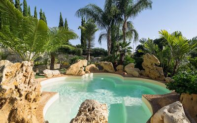 Villa Girgenti: Agua, Cielo, Planta, Paisaje Natural, Naturaleza, Azur, Piscina, Árbol, Vegetación, Cuerpo De Agua