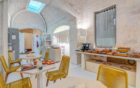 Vico Bianco Raro Rooms: Mueble, Propiedad, Mesa, Silla, Edificio, Diseño De Interiores, Arquitectura, Sala, Casa, Sofá