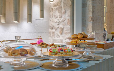 Vico Bianco Raro Rooms: Comida, Vajilla, Vajilla, Mesa, Plato, Decoración, Utensilios Para Servir, Diseño De Interiores, Ingrediente, Cocina