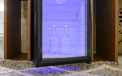 Vico Bianco Raro Rooms: Azur, Ventana, Madera, Agua, Gas, Azul Eléctrico, Vaso, Rectángulo