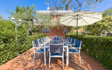 Villa La Rodina - Diano Marina: Mueble, Planta, Mesa, Planta De La Comunidad, Cielo, Silla, Mesa Al Aire Libre, Sombra, Botánica, Mueble Para Exteriores