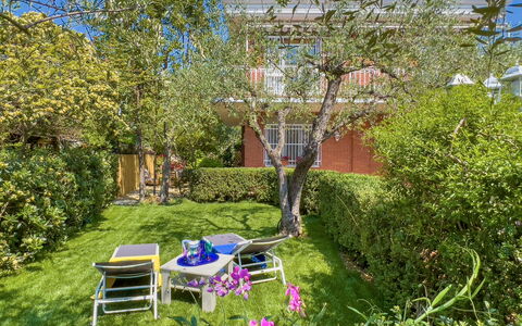 Villa La Rodina - Diano Marina: Planta, Propiedad, Planta De La Comunidad, Botánica, Naturaleza, Hoja, Banco Al Aire Libre, Mueble Para Exteriores, Árbol, Vegetación