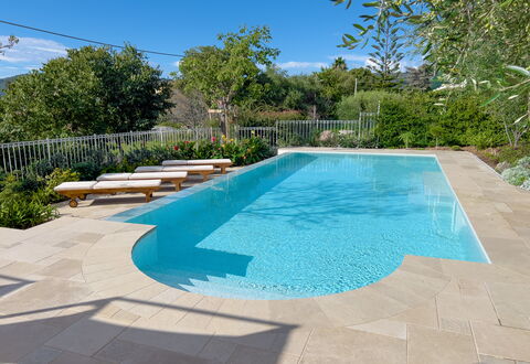 Villa La Rodina - Diano Marina: Agua, Propiedad, Planta, Cielo, Piscina, Azur, Sombra, Árbol, Cuerpo De Agua, Rectángulo