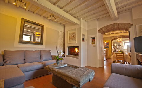 Villa Badia: Mueble, Sofá, Mesa, Marco, Diseño De Interiores, Sala, Planta De Casa, Suelo, Comodidad, Piso
