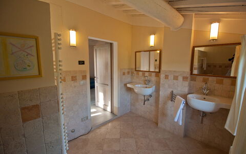 Villa Badia: Espejo, Grifo, Arreglo De Tubería, Lavabo, Propiedad, Edificio, Lavabo Del Baño, Baño, Diseño De Interiores, Madera