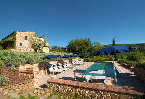 Villa Badia: Planta, Cielo, Planta De La Comunidad, Azur, El Terreno Del Lote, Árbol, Sombra, Mesa, Mueble Para Exteriores, Hierba