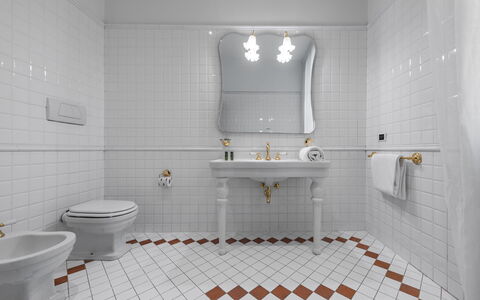 Le Due Ville: Arreglo De Tubería, Grifo, Propiedad, Espejo, Lavabo Del Baño, Baño, Edificio, Asiento Del Baño, Baño, Púrpura