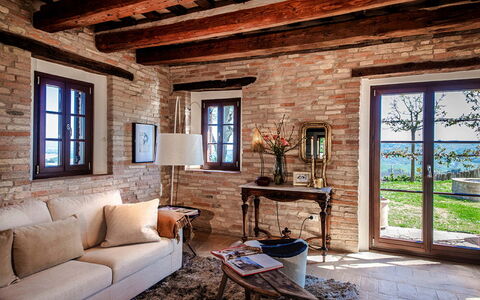 Villa Edelweiss: Marrón, Mueble, Edificio, Ventana, Propiedad, Sofá, Planta, Marco, Azur, Madera