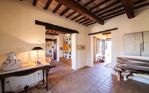 Villa Edelweiss: Marco, Mueble, Edificio, Ventana, Madera, Diseño De Interiores, Sala, Suelo, Piso, Pared
