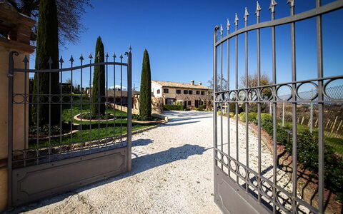 Villa Edelweiss: Cielo, Planta, Tiempo De Día, Propiedad, Azur, Cerca, Infraestructura, Hierba, Luz De Sol, Superficie De La Carretera