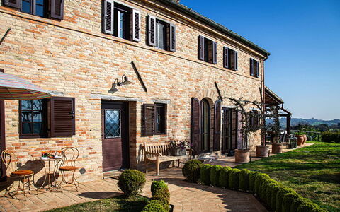 Villa Edelweiss: Planta, Cielo, Ventana, Edificio, Madera, Puerta, Arquitectura, Silla, Barrio, Hierba
