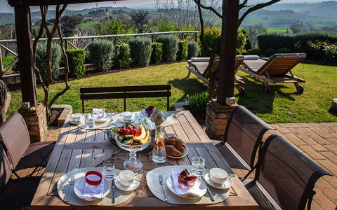 Villa Edelweiss: Mesa, Vajilla, Planta, Comida, Mueble, Propiedad, Cielo, Silla, Mesa Al Aire Libre, Vajilla