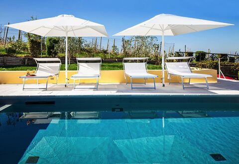 Villa Edelweiss: Agua, Cielo, Mueble, Propiedad, Paraguas, Planta, Piscina, Edificio, Azur, Sunlounger