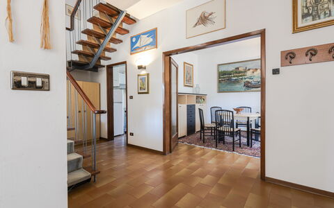 Casa Lelia: Marco, Propiedad, Madera, Diseño De Interiores, Piso, Suelo, Pared, Salón, Puerta