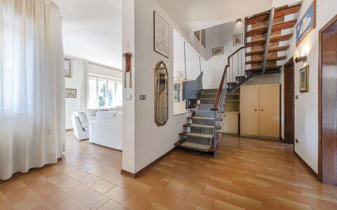 Casa Lelia: Marco, Madera, Escalera, Edificio, Salón, Puerta, Diseño De Interiores, Piso, Suelo