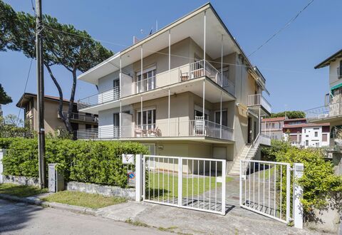 Casa Lelia: Planta, Cielo, Edificio, Ventana, Casa, Diseño Urbano, El Terreno Del Lote, Árbol, Cerca, Condominio