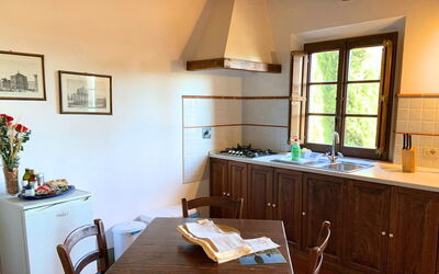 Le Fonti 3: Mueble, Diseño De Interiores, Madera, Piso, Cocina, Habitación, Mesa, Mostrador, Suelo, Cocina Y Comedor Mesa