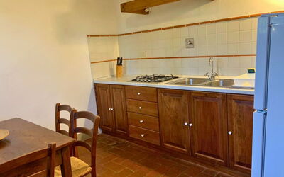 Le Fonti 15: Madera, Piso, Mostrador, Cocina, Aparato De Cocina, Gabinetes, Diseño De Interiores, Electrodoméstico, Suelo, Mueble