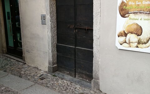 App. Il Sasso Di Olina: Puerta, Superficie De La Carretera, Tintes Y Sombras, Fachada, Ladrillo, Piso, Ventana, La Carretera, Paisaje, Arte